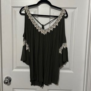 G Collection 2X Green / White Lace V-Neck Top